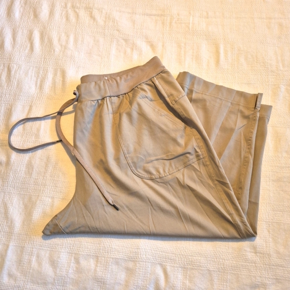 St. John's Bay Women's size 1X light weight capri pants, light tan shade, EUC